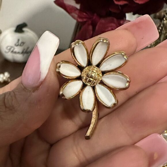 Vintage Trifari Signed Flower With Enamel Petals and Gold Tone Stem - Picture 1 of 3